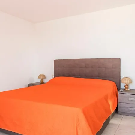 Sleeps 10 With Pool And Air Con *