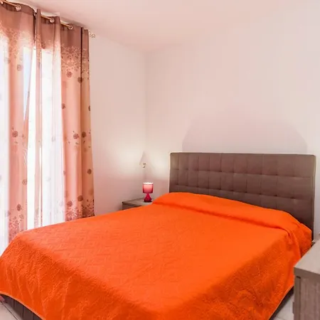 Sleeps 10 With Pool And Air Con * Capilungo